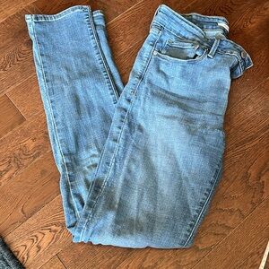 EUC Levi mid rise skinny medium wash stretchy jeans, size 4